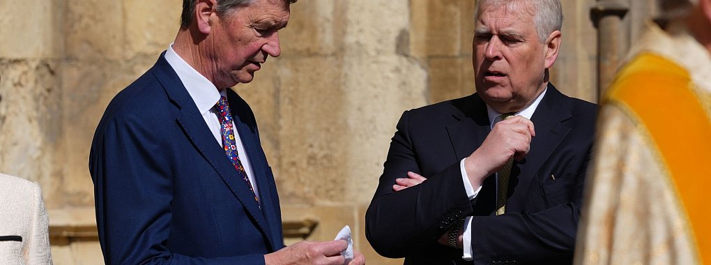 Prinz Andrew (r) hat sich nach Monaten wieder öffentlich mit der königlichen Familie gezeigt. - © Kirsty Wigglesworth/AP Pool/PA Wire/dpa