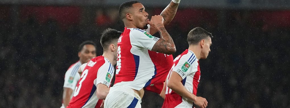 Gabriel Jesus führte den FC Arsenal mit einem Hattrick ins Halbfinale des Ligapokals. - © Kirsty Wigglesworth/AP/dpa
