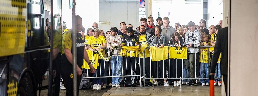 BVB-Fans warteten am Flughafen Dortmund auf die Mannschaft. - © Christoph Reichwein/dpa
