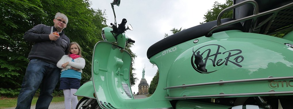 Picknick am Hermannsdenkmal. Der HeRo besucht mit LZ-Tester Jost Wolf und dessen Tochter Laila (7) seinen Namensgeber. Eigentlich haben motorisierte Fahrzeuge so kurz vor dem Denkmal nichts zu suchen. Ausnahmsweise hat der Landesverband für die LZ ein Auge zugedrückt, damit das Foto möglich wurde. Die Sonnenblende am Helm ist nicht nur sehr cool, sondern auch sehr praktisch. - © Jost Wolf