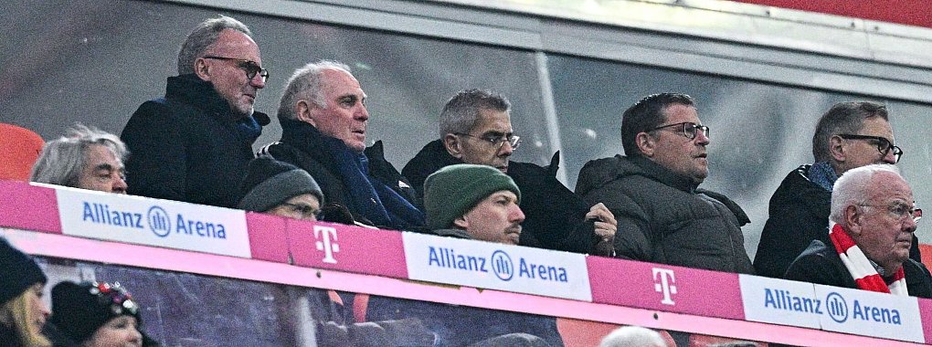 Uli Hoeneß (2.v.l.) rechnet mit der Meisterschaft des FC Bayern. - © Tom Weller/dpa