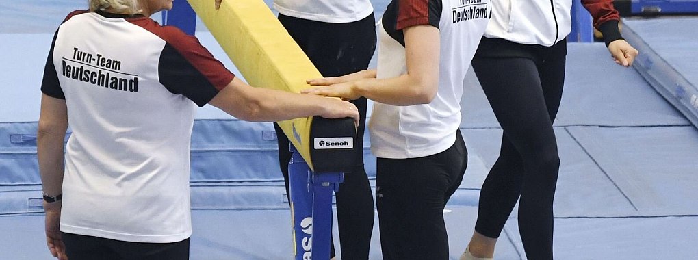 Ex-Turnerin Emilie Petz (2.v.l.) berichtet über Essstörungen. - © -/Kyodo/dpa