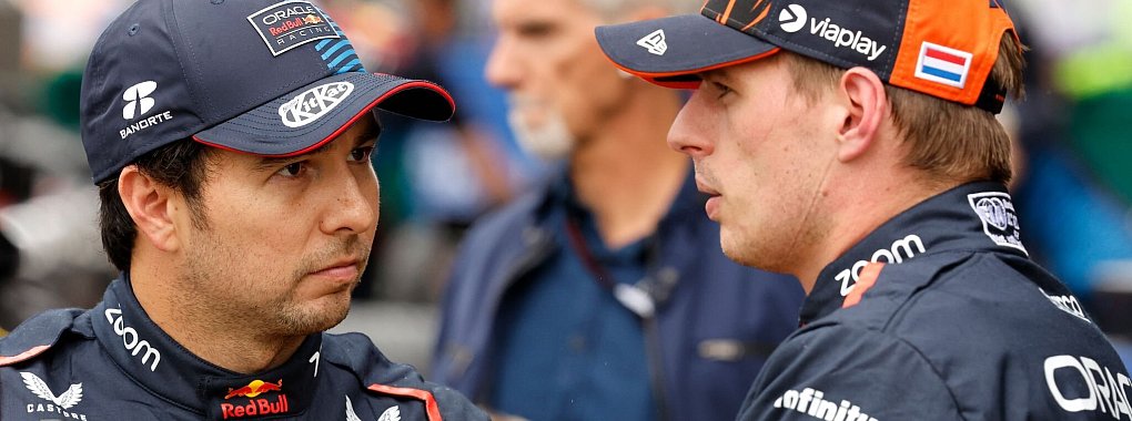 Sergio Pérez (l) bleibt auch nach der Sommerpause der Teamkollege von Max Verstappen. - © Geert Vanden Wijngaert/AP/dpa