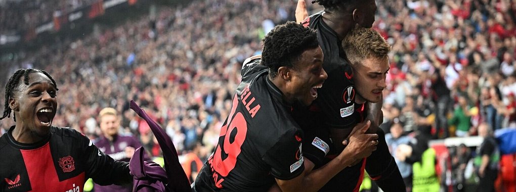 Bayer Leverkusen bejubelt das sp&auml;te Ausgleichstor durch Josip Stanisic (r) zum 2:2. - &copy; Bernd Thissen/dpa