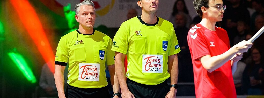 Die Schiedsrichter Robert Schulze (l) und Tobias Tönnies. - © Marco Wolf/dpa