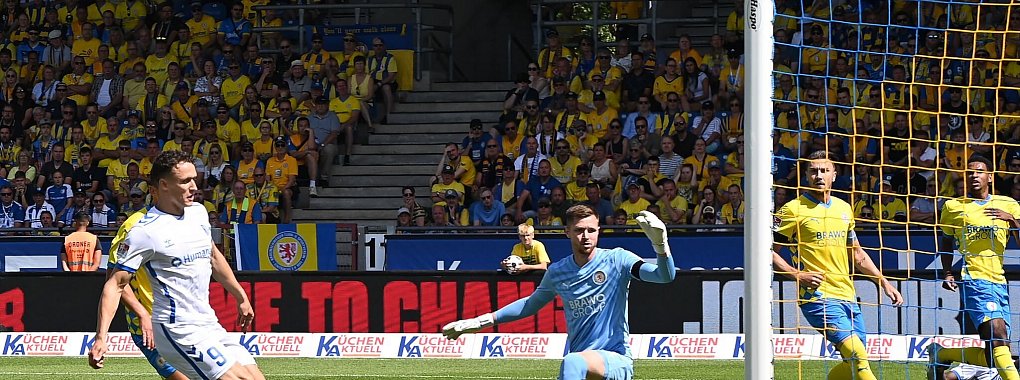 Fr&uuml;hes Tor f&uuml;r Magdeburg: Der neue St&uuml;rmer Martijn Kaars trifft zum 1:0 in Braunschweig. - &copy; Swen Pf&ouml;rtner/dpa