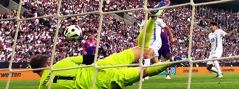 Deutschlands Torh&uuml;ter Manuel Neuer unterlief vor dem 0:1 im Test gegen Griechenland ein Fehler. - &copy; Christian Charisius/dpa