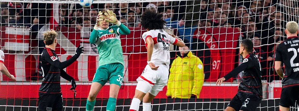 Stuttgarts Torwart Alexander Nübel sieht beim 0:1 nicht gut aus. - © Tom Weller/dpa