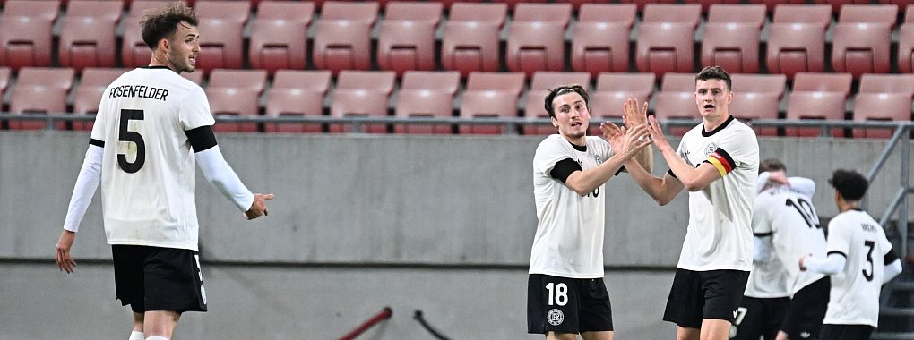 Jubel bei den deutschen Spielern nach dem Torerfolg. - © Luk·ö Grinaj/TASR/dpa