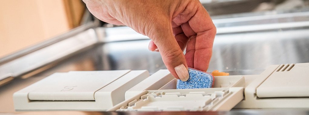 Klappe auf, Tab rein, Klappe zu: Geschirrsp&uuml;ltabs sind einfach und praktisch in der Handhabe. - &copy; Christin Klose/dpa-tmn