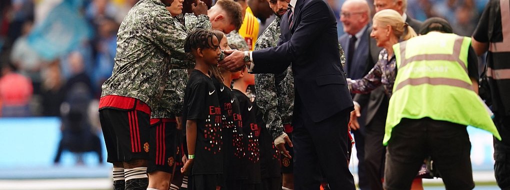 Prinz William von Gro&szlig;britannien begr&uuml;&szlig;t Marcus Rashford von Manchester United und die anderen Spieler vor dem FA-Cup-Finale. - &copy; John Walton/PA Wire/dpa