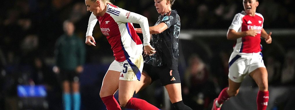 Der FC Bayern München um Giulia Gwinn (r) musste sich dem WFC Arsenal geschlagen geben und verpasste damit den Gruppensieg. - © John Walton/PA/AP/dpa