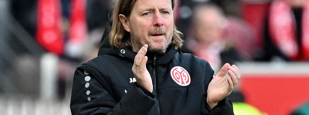 Trainer Bo Henriksen hat seinen Vertrag beim FSV Mainz 05 vorzeitig bis 2027 verlängert. - © Torsten Silz/dpa