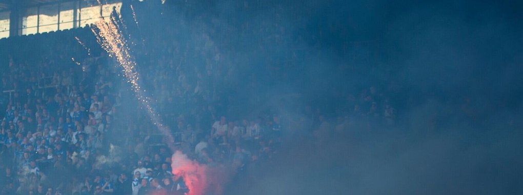 Fans von Hansa Rostock beim letzten Zweitliga-Spiel gegen den SC Paderborn im Mai. - © Gregor Fischer/dpa