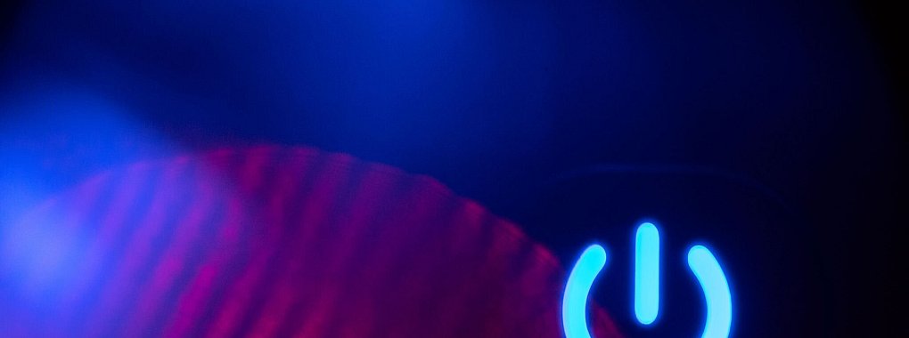 Richtiges Ausschalten von Elektrogeräten spart Strom: Mit kleinen Maßnahmen wie abschaltbaren Steckdosenleisten lassen sich bis zu 165 Euro jährlich einsparen. - © Lino Mirgeler/dpa/dpa-tmn