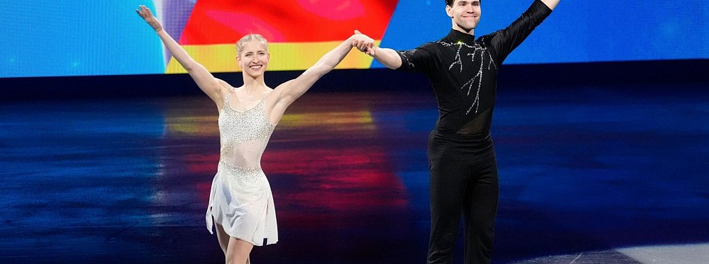 Minerva Hase (l) und Nikita Wolodin sorgten mit Silber für den deutschen Lichtblick bei der Eiskunstlauf-WM in Boston. - © Charles Krupa/AP/dpa