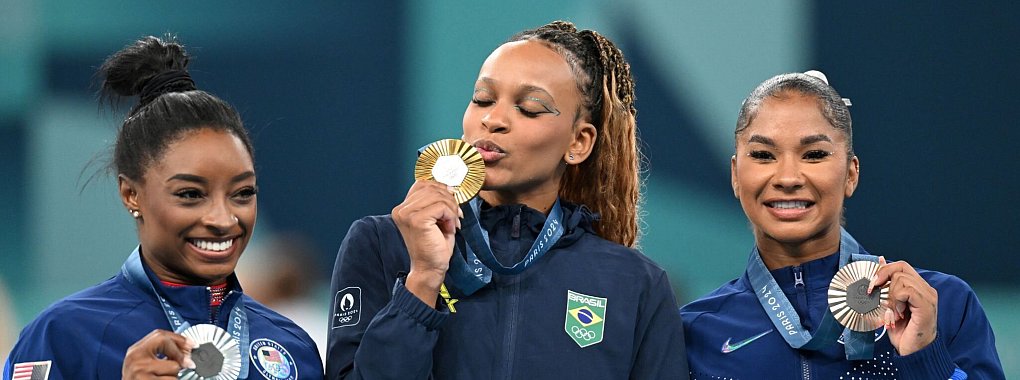 Jordan Chiles aus den USA (r) verliert ihre Bronzemedaille, doch der US-Turnverband will das nicht so einfach akzeptieren. - © Marijan Murat/dpa