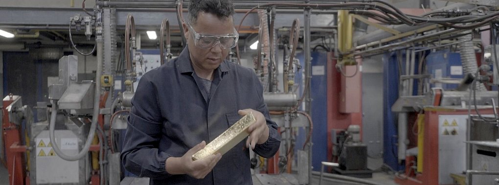 Autor Dave Leins mit einem Goldbarren . - © Srf/3sat/dpa