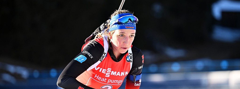 Franziska Preuß greift nach ihrer fünften WM-Medaille. - © Martin Schutt/dpa