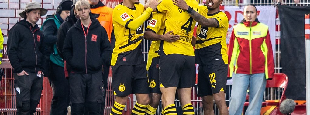 Die BVB-Spieler feiern den Sieg bei Union Berlin. - &copy; Andreas Gora/dpa