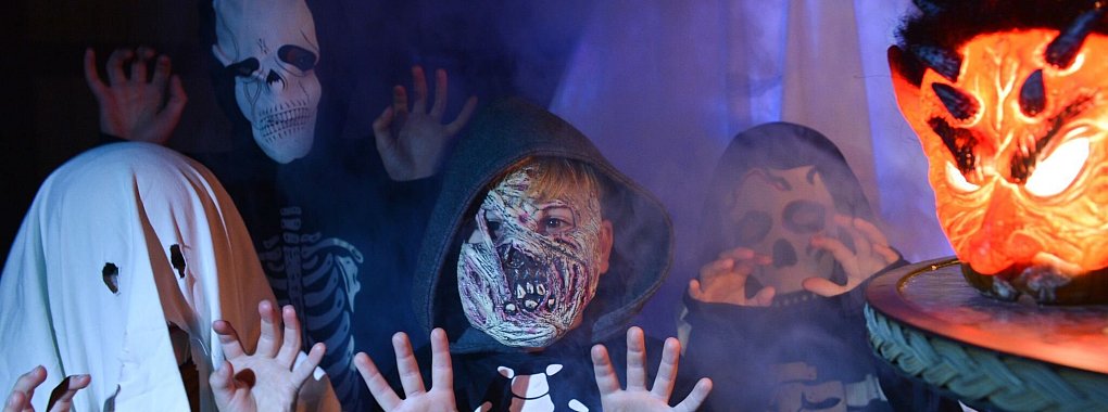 Streiche sind bei Kindern an Halloween sehr beliebt. Entstehen dabei Schäden, ist die Privathaftpflichtversicherung die erste Anlaufstelle. - © Arne Dedert/dpa/dpa-tmn