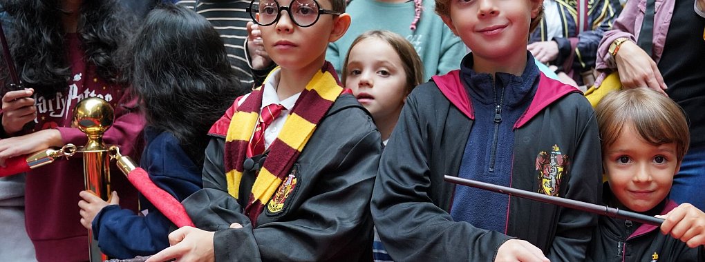 In den vergangenen Jahren feierten stets zahlreiche verkleidete Harry-Potter-Fans den &laquo;Back to Hogwarts Day&raquo; wie hier im Jahr 2023. (Archivbild) - &copy; Lucy North/PA Wire/dpa