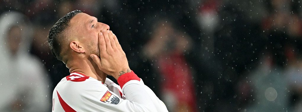 Bewegender Moment: Lukas Podolski vor der Kölner Südkurve. - © Federico Gambarini/dpa