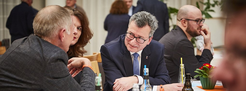 Jens Gnisa sucht das Gespräch mit den Bürgern. In seinem neuen Buch schildert der 57-jährige Landratskandidat der CDU, warum er die Demokratie gefährdet sieht. Es erscheint Ende Juni im Herder-Verlag.  - © Timo Koch