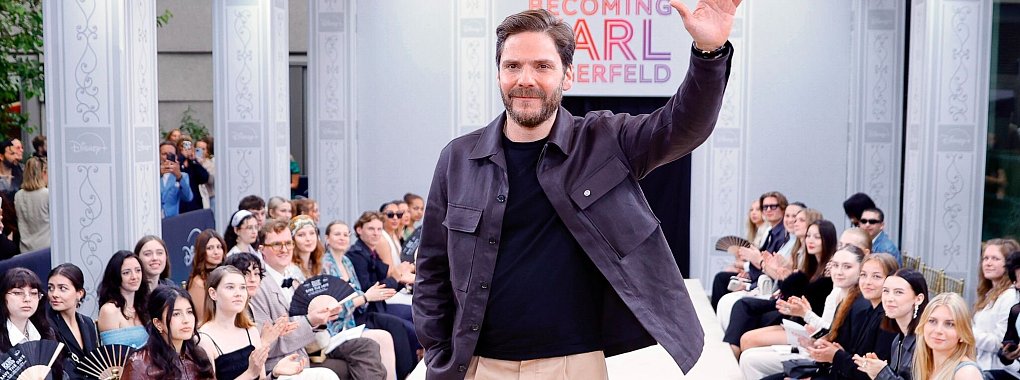 Daniel Brühl Ende Mai bei der Deutschlandpremiere der Serie «Becoming Karl Lagerfeld» in Berlin. - © Carsten Koall/dpa