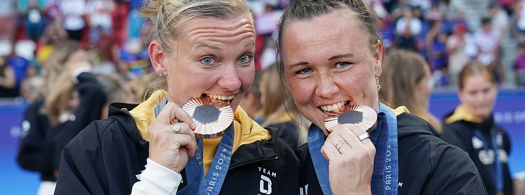 Deutschlands Fußballerinnen um Alexandra Popp (l.) und Marina Hegering gewannen bei Olympia in Paris Bronze. - © Marcus Brandt/dpa