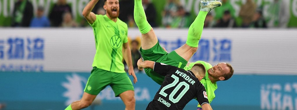 Bei einem Sturz auf den Rücken verletzt sich VfL Wolfsburg Kapitän Maximilian Arnold am Rücken. - © Swen Pförtner/dpa