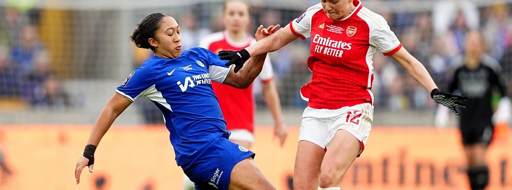 Arsenals Frida Maanum (r) war beim Ligapokal-Finale gegen Chelsea zusammengebrochen. - &copy; David Davies/PA Wire/dpa