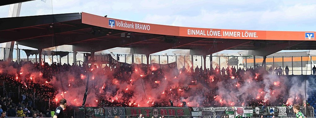 Braunschweig gegen Hannover: Beim nächsten Niedersachsen-Derby sind nur Prozent der Gästefans erlaubt. - © Swen Pförtner/dpa
