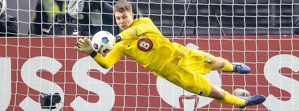 W&uuml;nscht sich den DFB-Pokal mehr als den Aufstieg: Herthas Torwart Tjark Ernst. - &copy; Andreas Gora/dpa