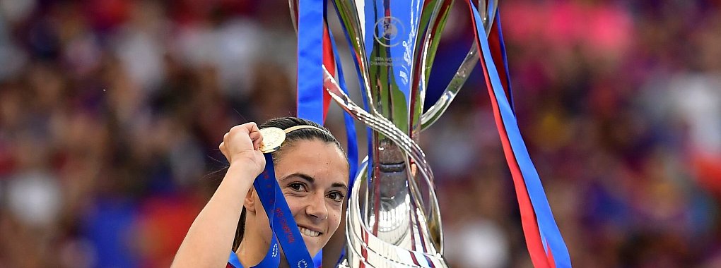 Das große Ziel aller Clubs: Der Champions-League-Pokal der Frauen. - © Alvaro Barrientos/AP/dpa