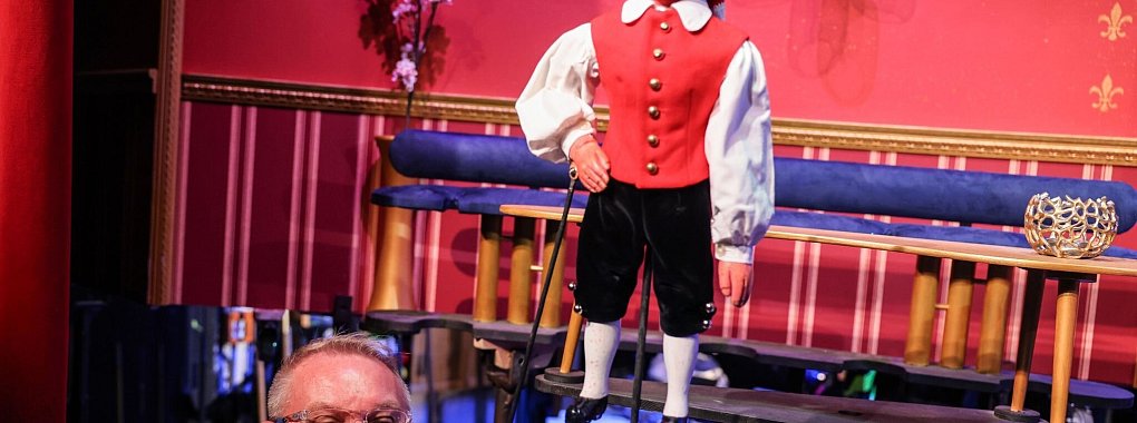 Puppenspieler Jacky von Guretzky-Cornitz mit der Figur des H&auml;nneschen. - &copy; Oliver Berg/dpa