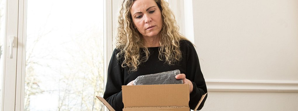 Zweifel? Einige Fälschungen sind so geschickt gemacht, dass sie kaum vom Original zu unterscheiden sind. - © Christin Klose/dpa-tmn