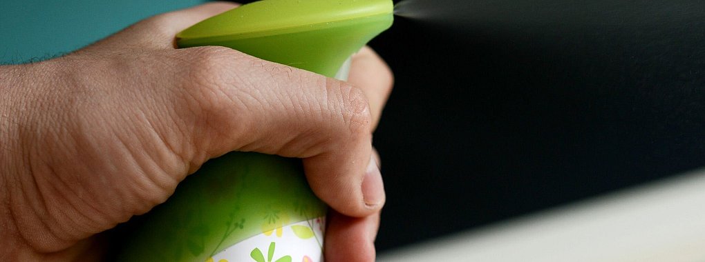 Gesundheitsrisiko: Duftstoffe in Raumsprays können bei empfindlichen Menschen Atemprobleme und Kopfschmerzen auslösen. - © David-Wolfgang Ebener/dpa/dpa-tmn