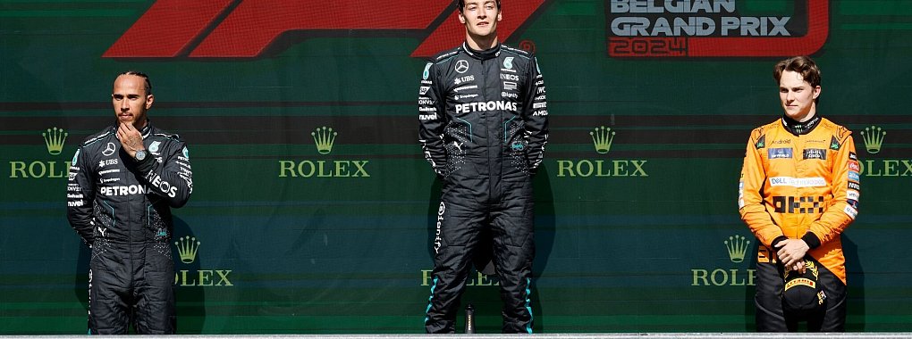 Mercedes feierte erstmals nach 2022 wieder einen Doppelerfolg, doch sp&auml;ter wird George Russell (M) der Sieg aberkannt. - &copy; Geert Vanden Wijngaert/AP/dpa