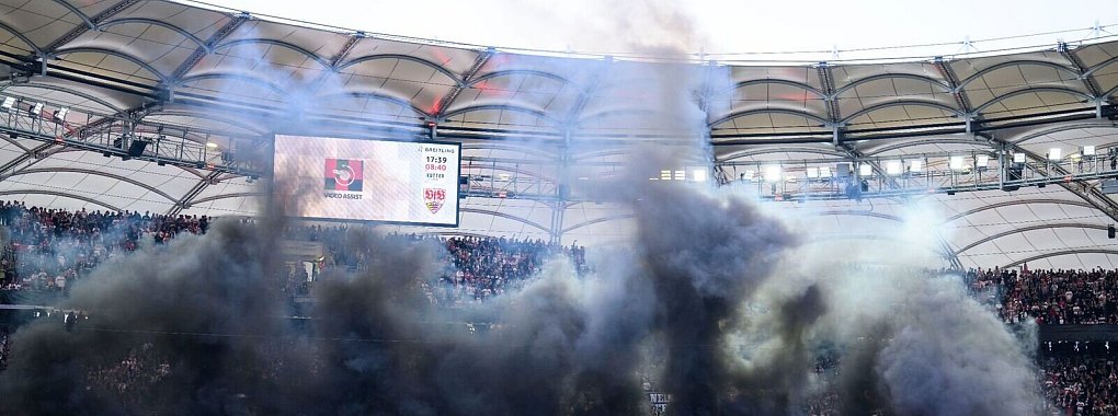 Dunkler Rauch steigt aus der Stuttgarter Fankurve auf. - © Tom Weller/dpa