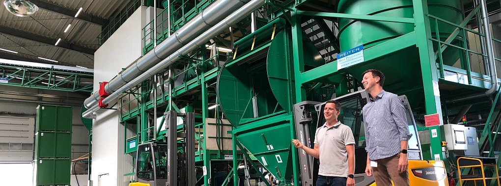 Dr. Manuel Ermann (rechts, Digitales Marketing) und Syngenta-Produktionsleiter Richard Pasch stehen vor einer neuen Sortierungsanlage. Hier wird Saatgut, dass von landwirtschaftlichen Betrieben aus ganz Deutschland und dem nahen Ausland stammt, gereinigt, bevor es in den Verkauf geht. - &copy; Thomas Reineke(LZ)