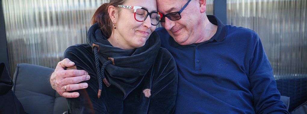 Er ist ihr Held: Irina und Kai-Uwe Waymann, seit 22 Jahren verheiratet, sind einfach nur froh, dass alles gut geklappt hat. - &copy; Sarah Jonek Fotografie