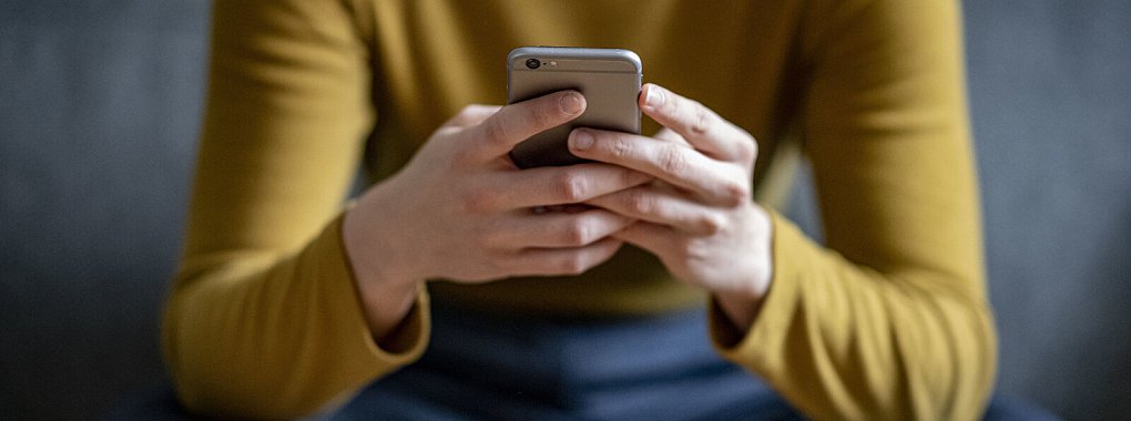 Eine junge Frau h&auml;lt ein Smartphone in der Hand. Am 8. Dezember, dem bundesweiten Warntag, soll zum ersten Mal das neue Warnsystem Cell Broadcast zum Einsatz kommen. Handybesitzer erhalten dann eine Testnachricht. - &copy; dpa/Fabian Sommer
