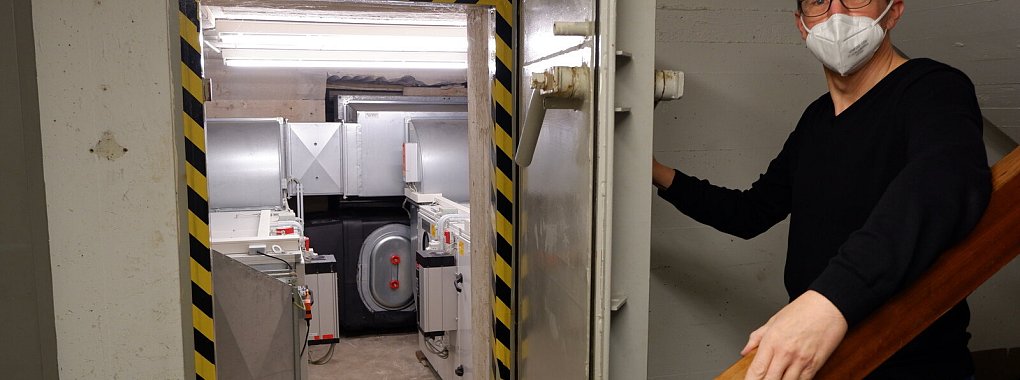 Dr. Volker Hirsch &ouml;ffnet die T&uuml;r zum ehemaligen Personenschutzraum, in dem inzwischen die L&uuml;ftungsanlage untergebracht ist. Unschwer zu erkennen, dass der Tunnel, zumindest heute, von dort aus nicht weitergeht. - &copy; Lorraine Brinkmann