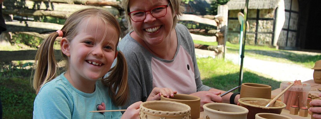 Cordula Schepmann und Tochter Annika sind mit Spa&szlig; und ganz viel Kreativit&auml;t dabei. Fotos: Kantelberg - &copy; Kantelberg