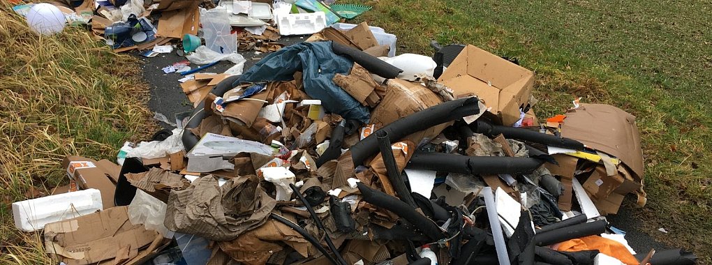 Immer wieder wird illegal Müll entsorgt, so wie auf dem Foto auf einem Barntruper Wirtschaftsweg. - © Stadt Barntrup