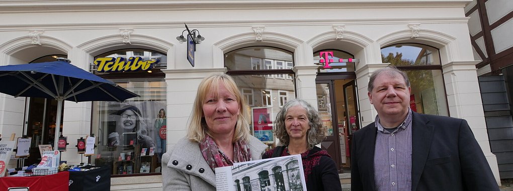 Wo heute Tchibo und die Deutsche Telekom um Kunden werben hatte fr&uuml;her Detmolds bedeutendster Kolonialwarenladen seinen Sitz, wie Dr. B&auml;rbel Sunderbrink, Dr. Barbara Frey und Dr. Stefan Wiesekopsieker zeigen. Seine Geschichte ist Teil des Hefts "Koloniale Spuren in Detmold", was in der Reihe "Lippische Kulturlandschaften" des Lippischen Heimatbunds erschienen ist. - &copy; Jost Wolf