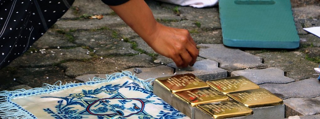 Mehrere Jahre hat Joanne Herzberg dafür gekämpft, dass mit Stolpersteinen ihrer Familie in der Detmolder City gedacht wird. Am 23. Juni 2020 wurden fünf Steine in der Karlstraße verlegt. 2022 sollen nun neun weitere Denkmäler in der Innenstadt verlegt werden. - © Archivfoto: Yvonne Glandien