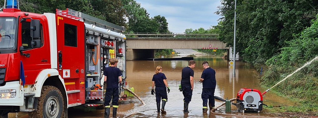 In Euskirchen standen Straßen unter Wasser. Die Lippische Feuerwehr pumpte Unterführungen frei, damit Rettungskräfte und Helfer überhaupt zu den Einsatzorten gelangen konnten. - © Feuerwehr Oerlinghausen
