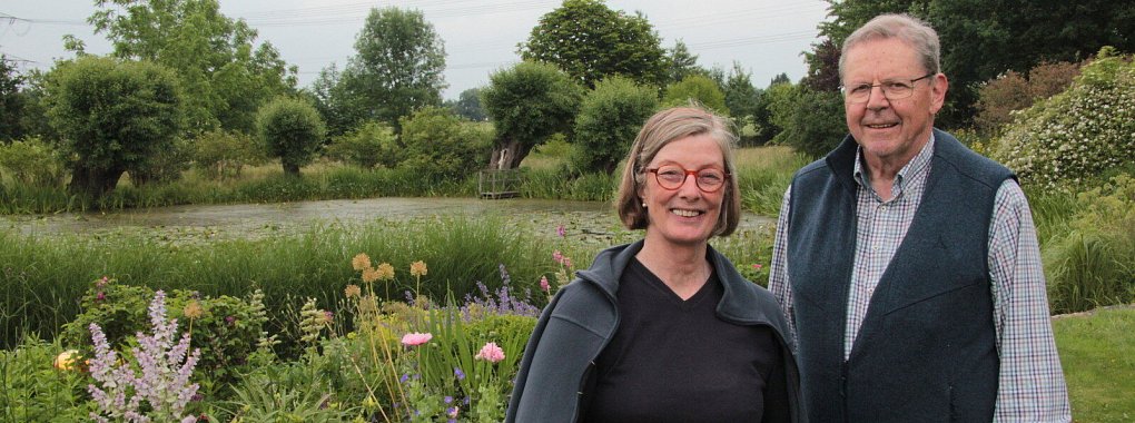 Marie-Luise und Hans-Jochen Asemissen haben ihren Garten in den vergangenen Jahren in ein kleines bl&uuml;hendes Paradies mit Teich, Obstb&auml;umen, vielen Rosen, Stauden und Wildblumen verwandelt. Auf 3 Hektar gibt es unterschiedliche Bereiche in den sch&ouml;nsten Farben. - &copy; Carolin Brokmann-F&ouml;rster